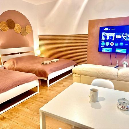 Apartment Kate - Old Town Bratislava Buitenkant foto